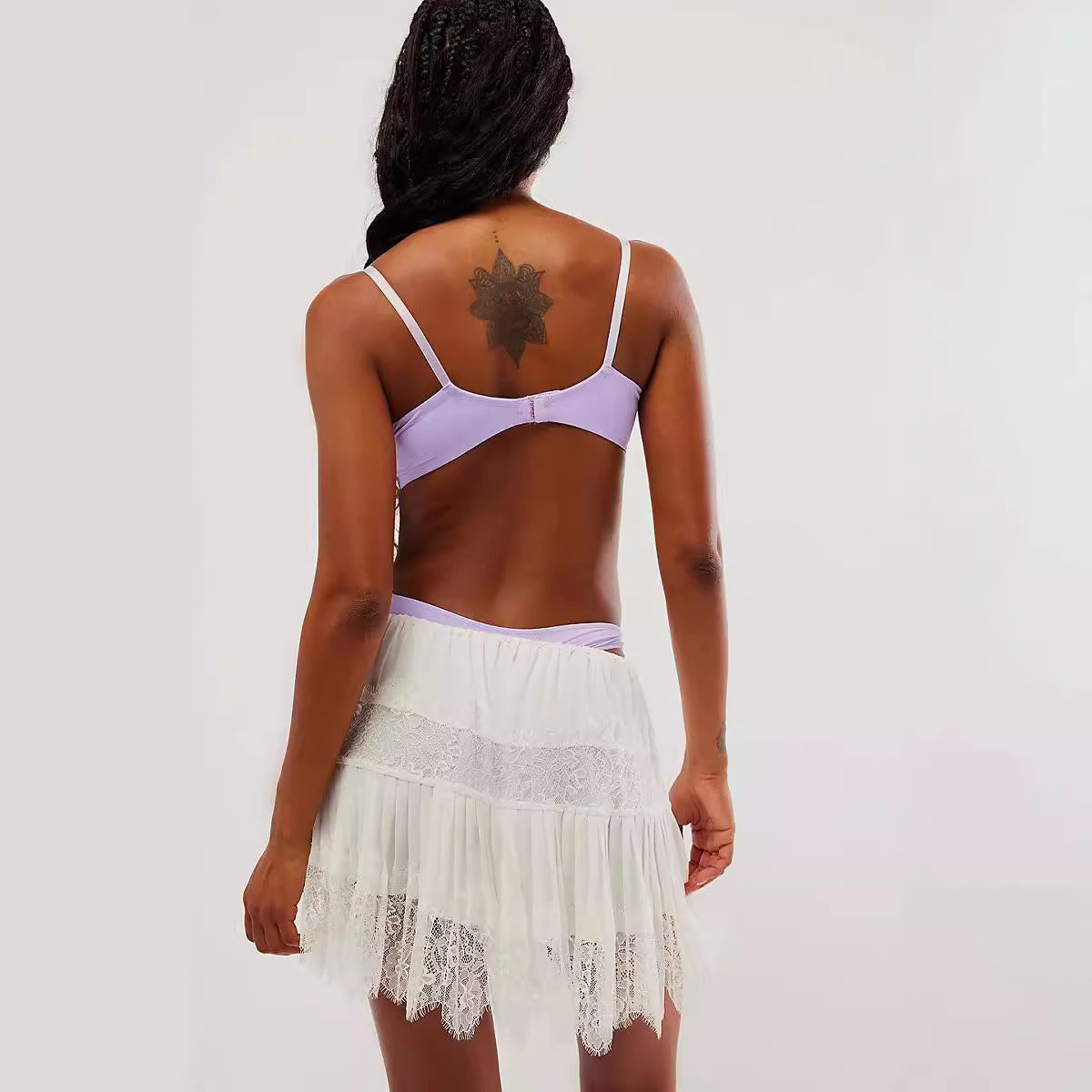 Jupe en dentelle taille haute avec ourlet
